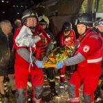 Consequências do ataque de drones russos à região de Dnipropetrovsk, na Ucrânia, em 23 de novembro de 2025. A Rússia atacou a região com drones de ataque e atingiu bairros residenciais. Vários prédios de apartamentos foram parcialmente destruídos e carros civis foram danificados. Quinze moradores necessitaram de assistência médica, incluindo uma criança de 11 anos. No distrito de Synelnykove, duas pessoas ficaram feridas como resultado do ataque. Instalações de infraestrutura, casas particulares e garagens foram danificadas. Fotojornalista: Dnipro Reg Mil. Administração