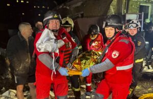 Guerra Rússia-Ucrânia: lista dos principais eventos, dia 1.369 Consequências do ataque de drones russos à região de Dnipropetrovsk, na Ucrânia, em 23 de novembro de 2025. A Rússia atacou a região com drones de ataque e atingiu bairros residenciais. Vários prédios de apartamentos foram parcialmente destruídos e carros civis foram danificados. Quinze moradores necessitaram de assistência médica, incluindo uma criança de 11 anos. No distrito de Synelnykove, duas pessoas ficaram feridas como resultado do ataque. Instalações de infraestrutura, casas particulares e garagens foram danificadas. Fotojornalista: Dnipro Reg Mil. Administração