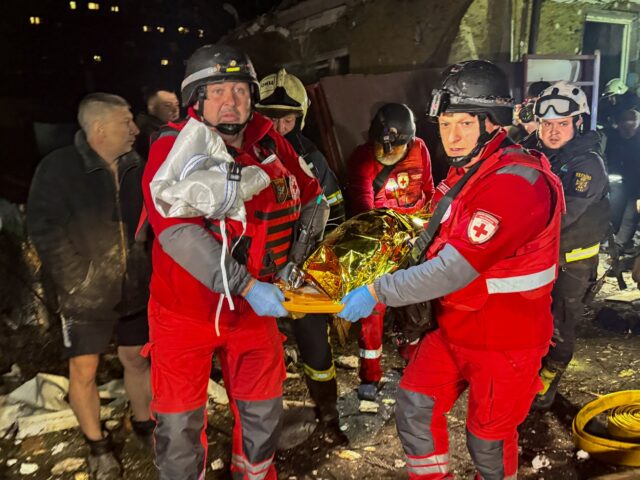 Consequências do ataque de drones russos à região de Dnipropetrovsk, na Ucrânia, em 23 de novembro de 2025. A Rússia atacou a região com drones de ataque e atingiu bairros residenciais. Vários prédios de apartamentos foram parcialmente destruídos e carros civis foram danificados. Quinze moradores necessitaram de assistência médica, incluindo uma criança de 11 anos. No distrito de Synelnykove, duas pessoas ficaram feridas como resultado do ataque. Instalações de infraestrutura, casas particulares e garagens foram danificadas. Fotojornalista: Dnipro Reg Mil. Administração