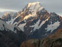 Guia bem conhecido entre os alpinistas mortos no pico mais mortal da Nova Zelândia Um calçadão a caminho do Monte Cook.
