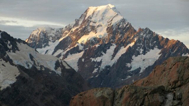 Guia bem conhecido entre os alpinistas mortos no pico mais Um calçadão a caminho do Monte Cook.