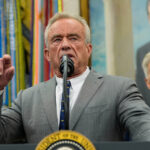 O administrador dos Centros de Serviços Medicare e Medicaid, Dr. Mehmet Oz, fala na Sala Roosevelt da Casa Branca, segunda-feira, 22 de setembro de 2025, em Washington, durante um evento com o presidente Donald Trump. (Foto AP/Mark Schiefelbein)