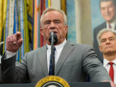 HHS de Trump ordena programas estaduais de Medicaid para ajudar a encontrar imigrantes indocumentados O administrador dos Centros de Serviços Medicare e Medicaid, Dr. Mehmet Oz, fala na Sala Roosevelt da Casa Branca, segunda-feira, 22 de setembro de 2025, em Washington, durante um evento com o presidente Donald Trump. (Foto AP/Mark Schiefelbein)