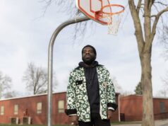 Há sempre este ano: Hanif Abdurraqib retrata a vida através do basquete em seu último livro Há sempre este ano: Hanif Abdurraqib retrata a vida através do basquete em seu último livro