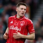 Elliot Anderson e Marcus Rashford aquecendo