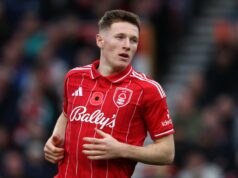 Há uma razão óbvia pela qual Elliot Anderson tem que escolher o Man United em vez do Man City Elliot Anderson e Marcus Rashford aquecendo