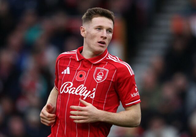 Elliot Anderson e Marcus Rashford aquecendo