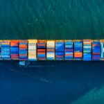 Hackers pretendem roubar carga antes mesmo que ela chegue às lojas, diz relatório de segurança | Vista aérea de um navio porta-contêineres