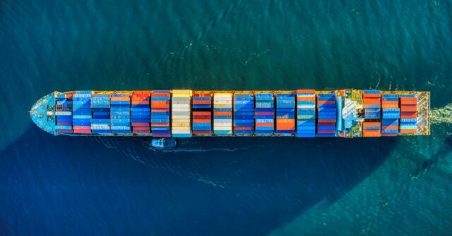 Hackers pretendem roubar carga antes mesmo que ela chegue às lojas, diz relatório de segurança | Vista aérea de um navio porta-contêineres