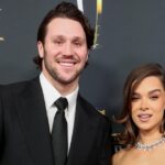 LOS ANGELES, CALIFÓRNIA - 30 DE OUTUBRO: Hailee Steinfeld comparece à estreia mundial da Netflix em Los Angeles