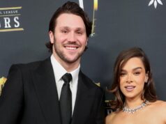 Hailee Steinfeld explica a rotina de 15 minutos para encontros noturnos com Josh Allen LOS ANGELES, CALIFÓRNIA - 30 DE OUTUBRO: Hailee Steinfeld comparece à estreia mundial da Netflix em Los Angeles