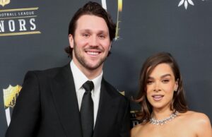 Hailee Steinfeld explica a rotina de 15 minutos para encontros noturnos com Josh Allen LOS ANGELES, CALIFÓRNIA - 30 DE OUTUBRO: Hailee Steinfeld comparece à estreia mundial da Netflix em Los Angeles