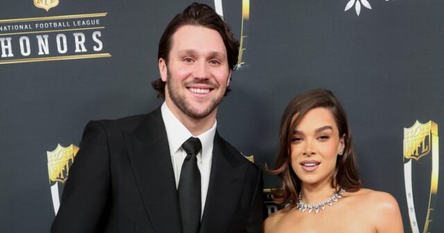 Hailee Steinfeld explica a rotina de 15 minutos para encontros LOS ANGELES, CALIFÓRNIA - 30 DE OUTUBRO: Hailee Steinfeld comparece à estreia mundial da Netflix em Los Angeles