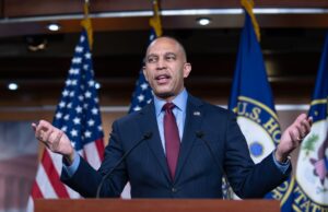 Hakeem Jeffries responde às revelações por e-mail de Jeffrey Epstein Hakeem Jeffries responde às revelações por e-mail de Jeffrey Epstein