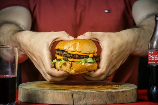 Hambúrguer de US$ 10,99 da rede de restaurantes oferece McDonald's, grande golpe para Wendy's
