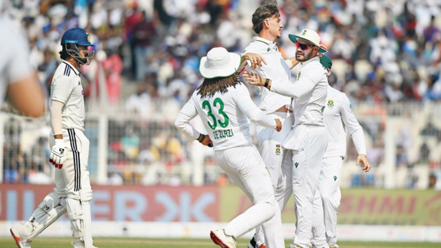 Harmer apresenta desempenho dominante; Proteas derrota a Índia por 30 Harmer apresenta desempenho dominante; Proteas derrota a Índia por 30 corridas