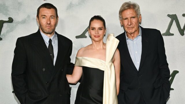 Harrison Ford faz uma aparição surpresa na estreia de 'Train Harrison Ford faz uma aparição surpresa na estreia de 'Train Dreams' dos colegas atores de 'Star Wars' Joel Edgerton e Felicity Jones