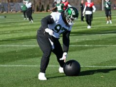 Harrison Phillips mostrando aos Jets como é jogar com dor Harrison Phillips rola uma bola medicinal durante o treino dos Jets em 20 de novembro de 2025.