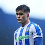 Harry Amass driblando com a bola para o Sheffield Wednesday.