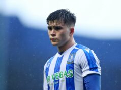 Harry Amass e Charlie McNeill acabaram de fazer algo na quarta-feira que o Man Utd não fez durante toda a temporada Harry Amass driblando com a bola para o Sheffield Wednesday.