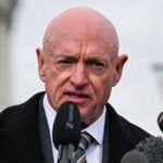 Annabelle Gordon/Reuters - FOTO: O senador Mark Kelly fala em uma coletiva de imprensa pedindo a divulgação dos arquivos de Epstein, no Capitólio, em Washington, em 18 de novembro de 2025.