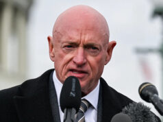 Hegseth critica a exibição de medalhas de Kelly e chama o vídeo de ‘operação de influência política’ Annabelle Gordon/Reuters - FOTO: O senador Mark Kelly fala em uma coletiva de imprensa pedindo a divulgação dos arquivos de Epstein, no Capitólio, em Washington, em 18 de novembro de 2025.