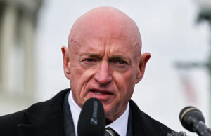 Hegseth critica a exibição de medalhas de Kelly e chama o vídeo de ‘operação de influência política’ Annabelle Gordon/Reuters - FOTO: O senador Mark Kelly fala em uma coletiva de imprensa pedindo a divulgação dos arquivos de Epstein, no Capitólio, em Washington, em 18 de novembro de 2025.