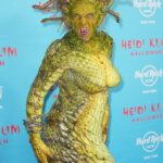 Heidi Klum, a rainha das fantasias de Halloween, finalmente revelou sua última transformação após semanas de ansiedade do público - Medusa