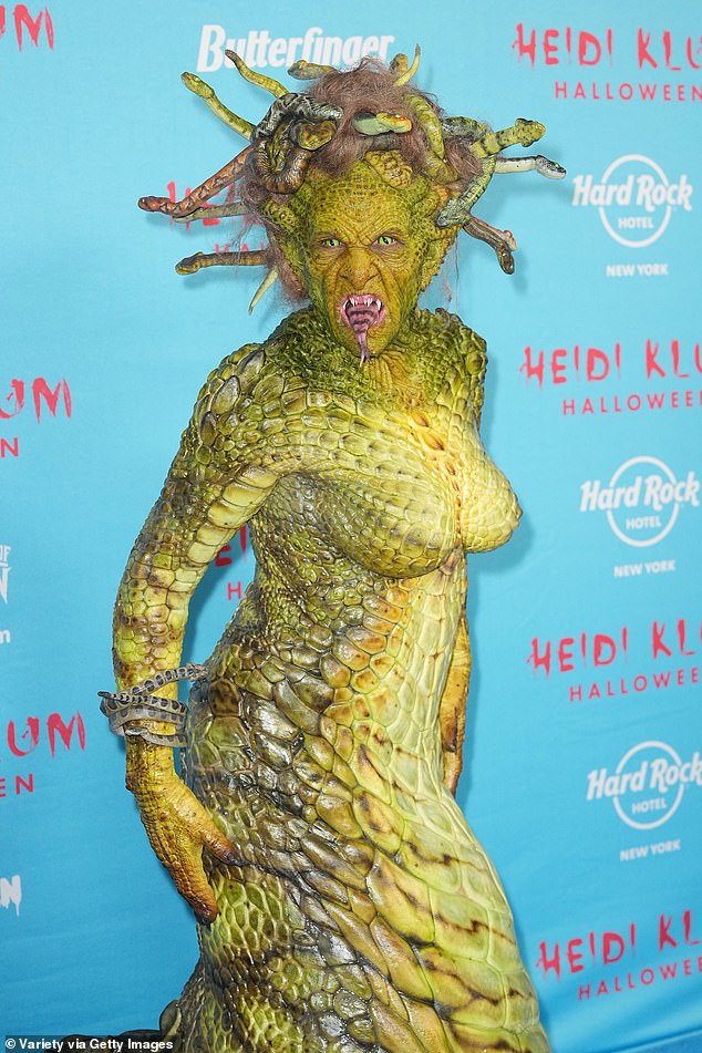 Heidi Klum, a rainha do Halloween, revela a última fantasia Heidi Klum, a rainha das fantasias de Halloween, finalmente revelou sua última transformação após semanas de ansiedade do público - Medusa