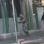 O soldado não identificado disparou cinco tiros imediatamente após Lakanwal, 29, ter emboscado Andrew Wolfe, 24, e Sarah Backstrom, 20