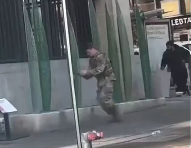 Hero National Guardsman filmado derrubando o atirador de DC Rahmanullah O soldado não identificado disparou cinco tiros imediatamente após Lakanwal, 29, ter emboscado Andrew Wolfe, 24, e Sarah Backstrom, 20