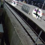 Este é o momento em que um corajoso trabalhador ferroviário se aproxima do suspeito do ataque ferroviário de Huntingdon - antes de virar e avisar os passageiros para continuarem fugindo