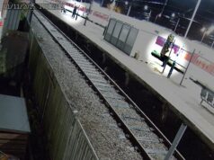 Herói da plataforma dois capturado em vídeo: momento em que o corajoso trabalhador ferroviário confrontou o ‘facador’ do trem de Huntingdon enquanto dizia aos passageiros para correrem Este é o momento em que um corajoso trabalhador ferroviário se aproxima do suspeito do ataque ferroviário de Huntingdon - antes de virar e avisar os passageiros para continuarem fugindo