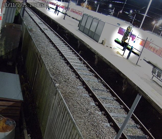 Herói da plataforma dois capturado em vídeo: momento em que Este é o momento em que um corajoso trabalhador ferroviário se aproxima do suspeito do ataque ferroviário de Huntingdon - antes de virar e avisar os passageiros para continuarem fugindo