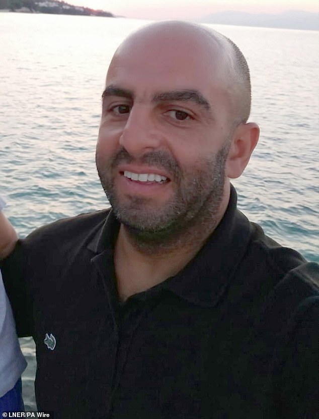 Herói do trem de Huntingdon recebeu alta do hospital duas O funcionário do LNER, Samir Zitouni, estava em estado crítico desde 1º de novembro, tendo sofrido múltiplos ferimentos