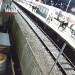 Passageiros aterrorizados foram vistos correndo ao longo da plataforma 2 da estação Huntingdon tentando escapar na noite de sábado