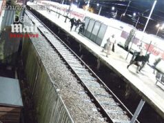 Heróis no dia 25/06: bravura incrível dos passageiros que se jogaram na frente do faca do trem para proteger estranhos enquanto ele esfaqueava o caminho para baixo da carruagem Passageiros aterrorizados foram vistos correndo ao longo da plataforma 2 da estação Huntingdon tentando escapar na noite de sábado