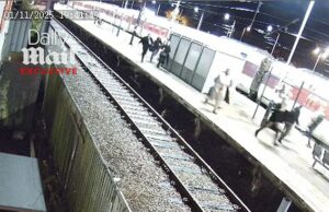 Heróis no dia 25/06: bravura incrível dos passageiros que se jogaram na frente do faca do trem para proteger estranhos enquanto ele esfaqueava o caminho para baixo da carruagem Passageiros aterrorizados foram vistos correndo ao longo da plataforma 2 da estação Huntingdon tentando escapar na noite de sábado