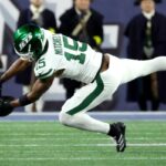 Adonai Mitchell não consegue acertar durante o segundo quarto da derrota dos Jets por 27-14 para os Patriots em 13 de novembro de 2025.