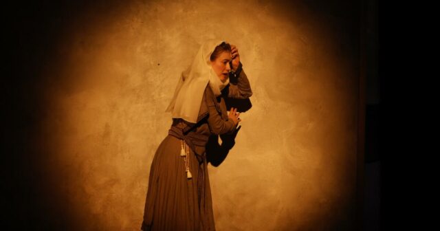 Hildegard von Bingen foi santa, abadessa, mística, compositora pioneira e Hildegard von Bingen foi santa, abadessa, mística, compositora pioneira e hoje é ópera