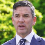 Foto do líder da oposição vitoriana Brad Battin durante uma conferência de imprensa no Parlamento de Victoria em Melbourne, sábado, 11 de outubro de 2025. Foto THE AGE/ LUIS ENRIQUE ASCUI