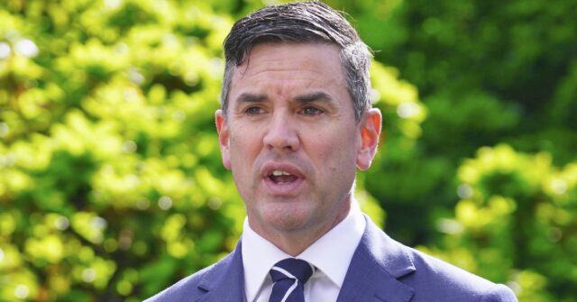 Foto do líder da oposição vitoriana Brad Battin durante uma conferência de imprensa no Parlamento de Victoria em Melbourne, sábado, 11 de outubro de 2025. Foto THE AGE/ LUIS ENRIQUE ASCUI