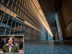 Hochul anunciará o fechamento da prisão na terça-feira enquanto enfrenta crise de pessoal A governadora de Nova York, Kathy Hochul, falando em um banco de alimentos, com outros líderes ao fundo.