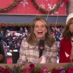 Hoda sinalizando para Jenna na Parada do Dia de Ação de Graças da Macy's de 2024.