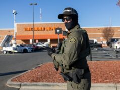 Home Depot atingida pelo protesto ‘ICE Scraper’ enquanto dezenas fazem fila para comprar item de 17 centavos Home Depot atingida pelo protesto 'ICE Scraper' enquanto dezenas fazem fila para comprar item de 17 centavos