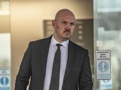 Homem, 33 anos, admite ter assistido ao suicídio depois de vender produtos químicos ‘venenosos’ para quatro pessoas em um fórum online Miles Cross, 33, foi fotografado deixando Mold Crown Court hoje depois de admitir a venda de um composto químico para quatro pessoas que pensavam em suicídio, duas das quais mais tarde tiraram a própria vida