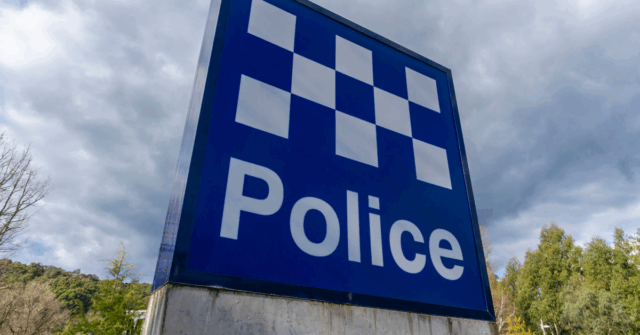 Homem acusado após galgos morrerem em armário de bicicletas em policial genérico