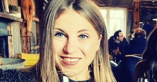 Homem acusado de assassinato depois que mulher sofreu ferimentos fatais Uma mulher que morreu no hospital após um suposto incidente de violência doméstica em um apartamento no leste de Sydney foi identificada como Claire Austin.