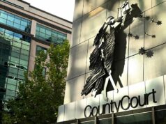 Homem acusado de família importante é julgado por estupro Um homem de uma família importante supostamente estuprou uma mulher enquanto fingia ser seu amigo e depois tentou encobrir o fato falsificando um recibo de carona compartilhada.