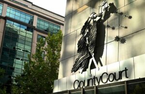 Homem acusado de família importante é julgado por estupro Um homem de uma família importante supostamente estuprou uma mulher enquanto fingia ser seu amigo e depois tentou encobrir o fato falsificando um recibo de carona compartilhada.